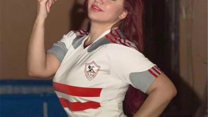ياسمين الخطيب تحتفل بفوز الزمالك بأحد الكافيهات