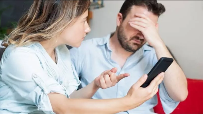 بالفيديو.. أخصائية علم اجتماع: فقدان الثقة وراء تفتيش الأزواج لهواتف بعضهم