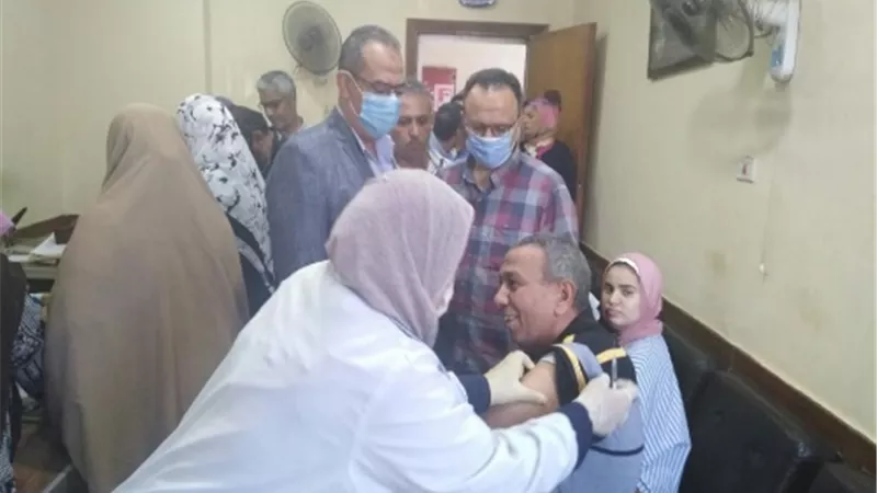 وكيل وزارة التعليم بالقليوبية يتابع تطعيم العاملين بالمديرية بلقاح كورونا