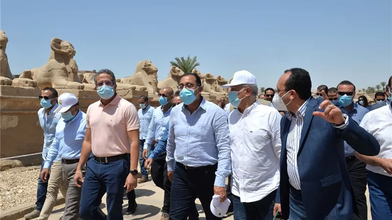 مدبولى ينقلُ للقائمين على ترميم معبد الكرنك تحيات الرئيس وتقديره