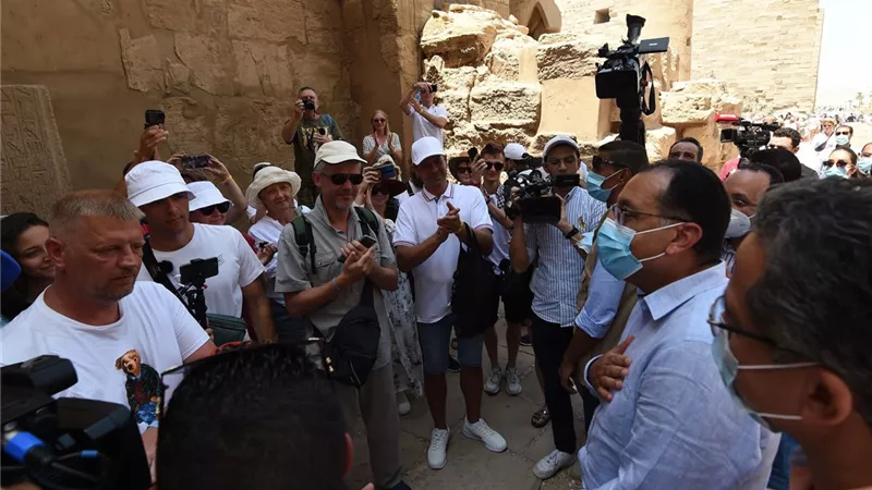 مدبولى يجري حوارات مع السائحين بمعبد الكرنك