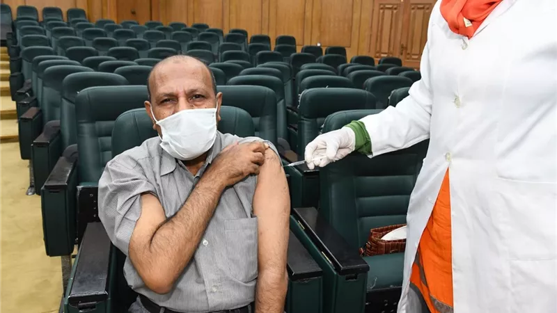 بدء حملة تلقي العاملين بالديوان العام لمحافظة قنا اللقاح المضاد لفيروس كورونا