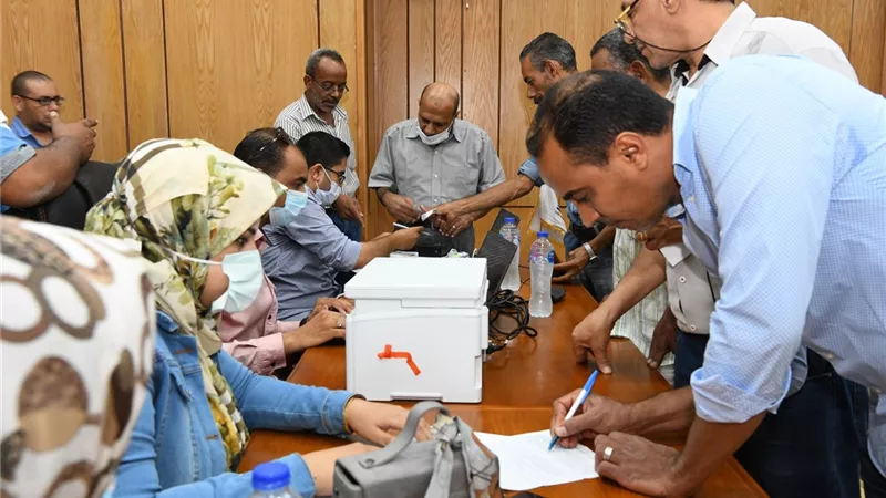 بدء تلقي العاملين بديوان عام المحافظه للقاح كورونا بالصور