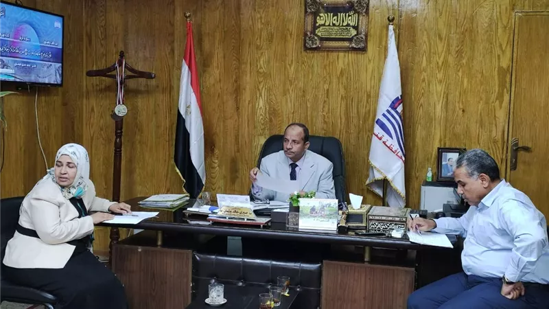 وكيل وزارة التعليم يناقش الهيكل الإداري لديوان المديرية