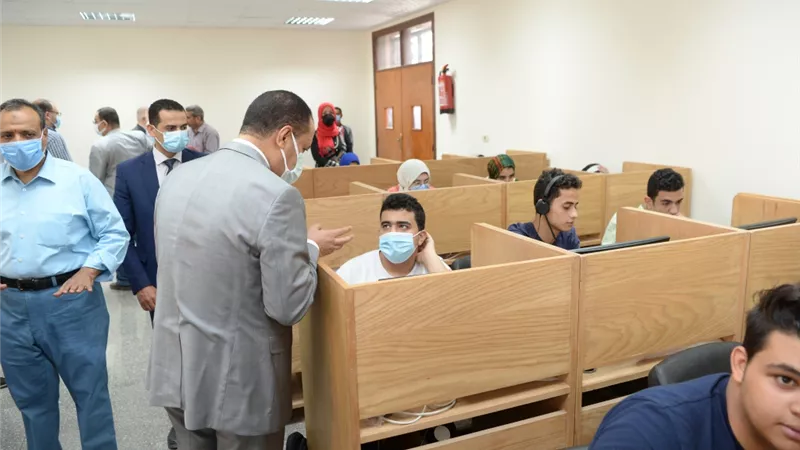 نائب رئيس جامعة أسيوط يتفقد إختبارات القدرات الالكترونية للطلاب المتقدمين للالتحاق بالجامعات الأهلية
