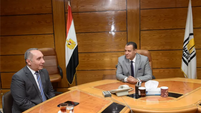 جامعة أسيوط تُعلن استعداداتها الحالية لتطبيق مشروع (الكارت الطلابي الموحد)