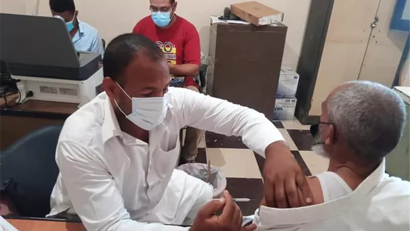 رئيس مركز ومدينة سيوة يتابع جهود تطعيم الموظفين بلقاح فيروس كورونا
