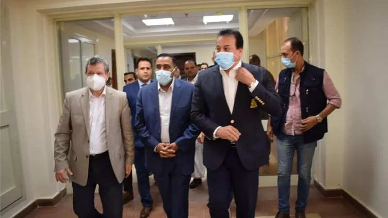 وزير التعليم العالي يضع حجر الأساس للمجمع الطبي ويتفقد الأعمال الإنشائية بجامعة مطروح
