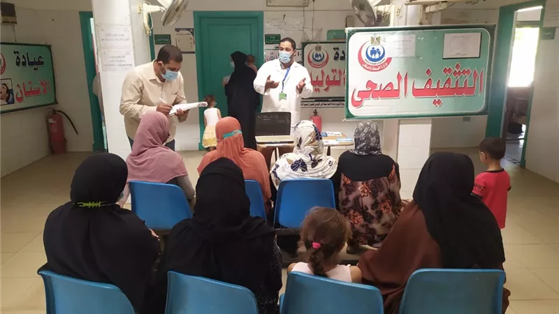 الكشف الطبي على ١٣٠٠ مريض بالقافلة الطبية بقرية كفرحمودة بههيا