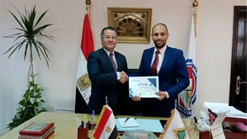 مدير مستفيات جامعة بنها يُكرم الطبيب المثالي بالقليوبية