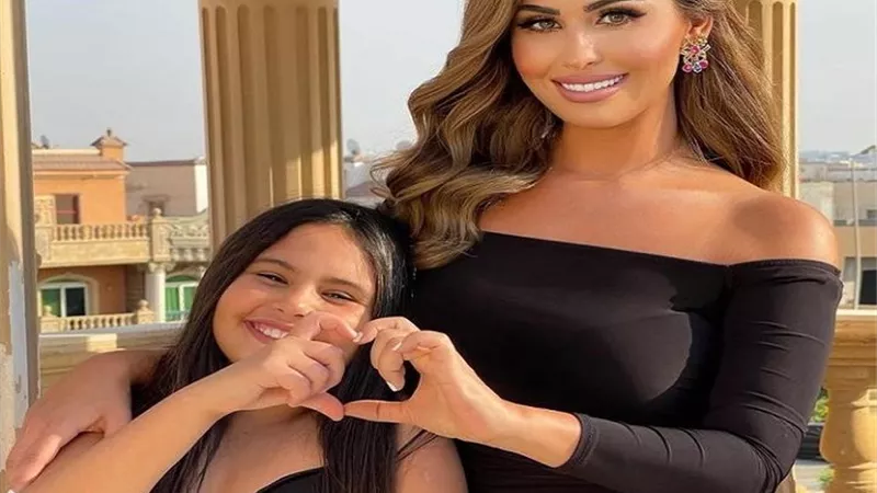 بالأسود .. مى سليم تخطف القلوب برفقة إبنتها ..صور