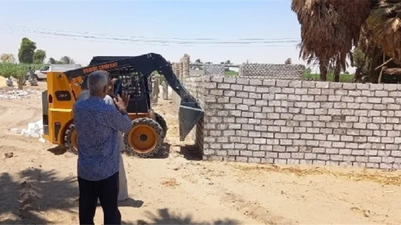إزالة ٧ حالات تعدى بالبناء على الأراضى الزراعية بإسنا جنوب الأقصر