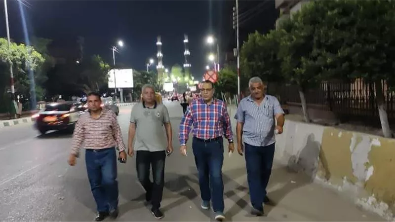 ليلاً.. محافظ الشرقية يُفاجئ شوارع مدينة الزقازيق ويلتقى المواطنين