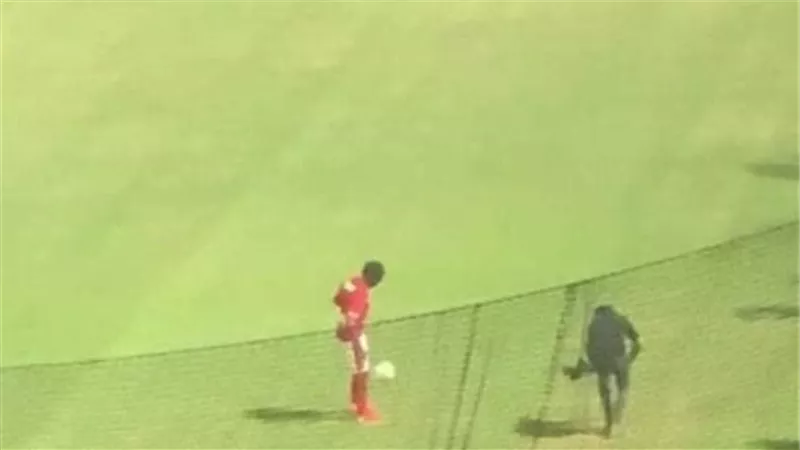 مفاجأة.. بيرسي تاو يظهر بقميص الأهلى فى ملعب التتش.. فيديو