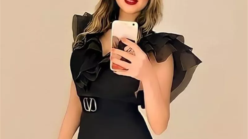 بالأسود .. إطلالة أنيقة لـ 