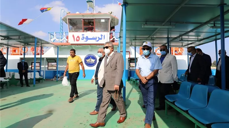 الفريق أسامة ربيع يفتتح المركز الطبي ويتفقد المعديات والمزارع السمكية