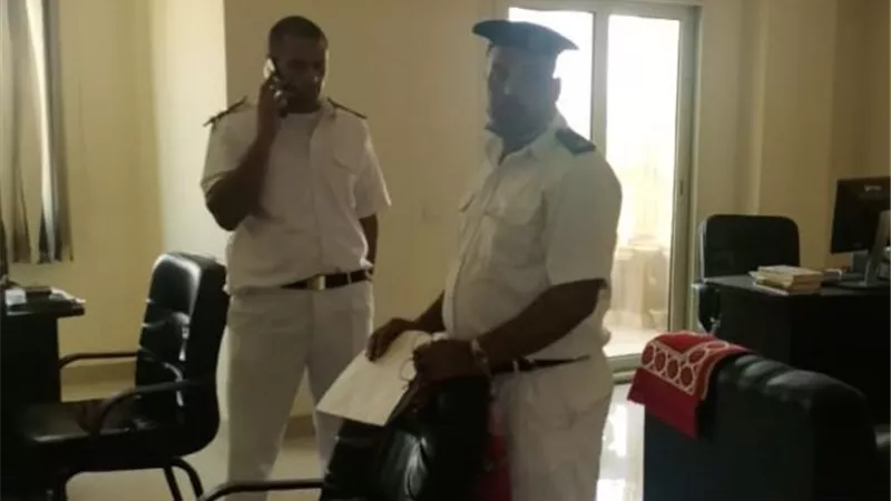 جهاز بدر يغلق ويشمع 4 شركات ومصنع أغذية و2 سنتر تعليمى بالتعاون مع شرطة التعمير.. بالصور