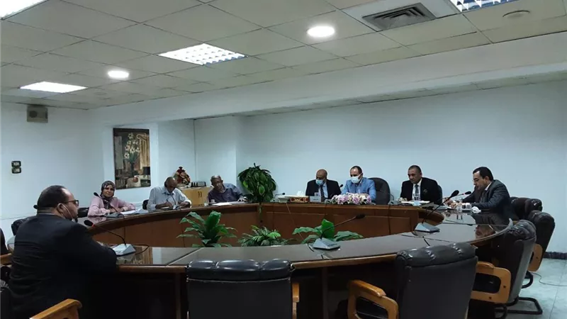 محافظ أسيوط يلتقي اللجنة المشكلة برئاسة السكرتير العام لاختيار مهندسين للعمل في وحدات البنية المعلوماتية