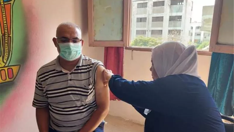 تطعيم المعلمين والإداريين بمدارس إدارة الشرابية التعليمية بالقاهرة بالصور