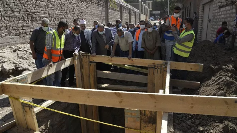 محافظ أسيوط يتفقد أعمال تنفيذ مشروع الصرف الصحي لقرية أولاد الياس بمركز صدفا