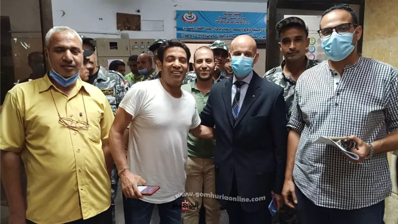 المطرب سعد الصغير يتلقى لقاح كورونا بمركز تطعيم المسافرين للخارج بديوان صحة الشرقية