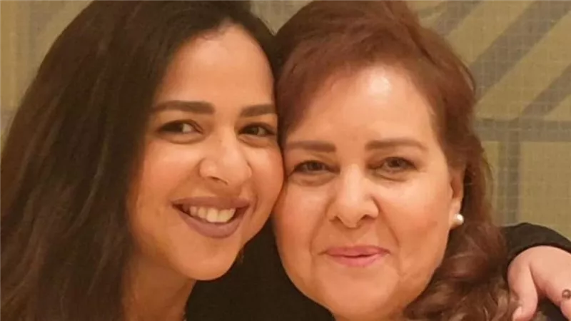 بتعذب من غيرك.. رسالة مؤثرة من إيمى سمير غانم لوالدتها دلال عبد العزيز