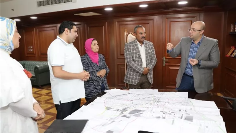 محافظ بني سويف يناقش خطة رفع كفاءة منظومة النظافة
