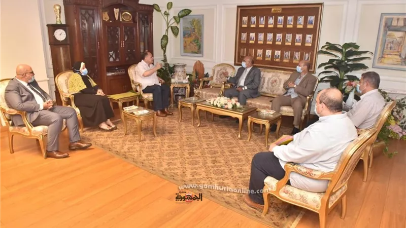 محافظ أسيوط يبحث مع رئيس شركة 