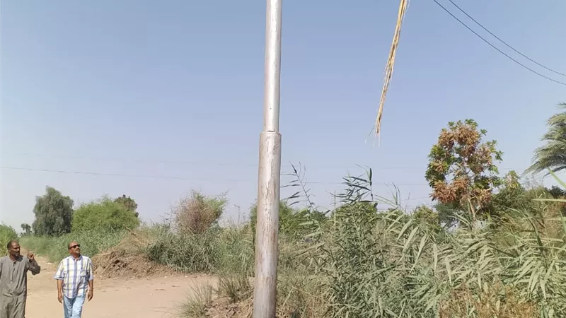 تثبيت أعمدة الكهرباء المائلة وشد الأسلاك المرتخية بأرمنت جنوب غرب الأقصر