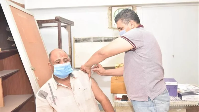 استمرار حملة التطعيم ضد كورونا للعاملين بالوحدات المحلية وديوان محافظة أسيوط..صور