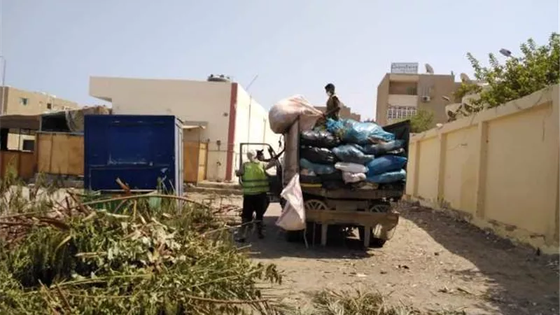 تكثيف أعمال النظافة بميدان الدولفين وعمارات منخفض التكاليف فى القصير.. بالصور