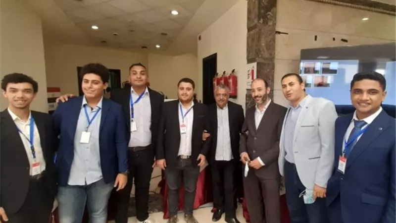 طلاب الجامعة المصرية الروسية يشاركون فى تصنيع قمر صناعى بوكالة الفضاء المصرية.. بالفيديو والأسماء