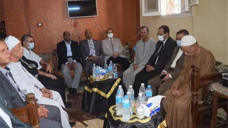 رئيس جامعة سوهاج يؤدي واجب العزاء لأسرة الشهيد محمدعقدة..صور