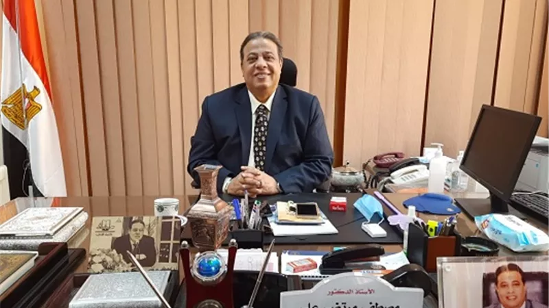 جامعة عين شمس تبدأ حملة للتطعيم ضد فيروس كورونا لهيئة التدريس والعاملين بكلية الآداب .. غداَ
