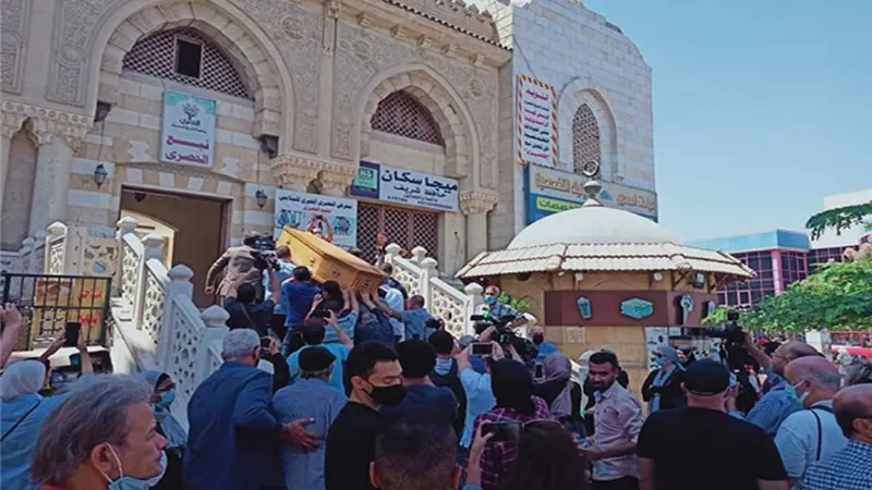 انهيار ابنة حمدى الكنيسي لحظة وصول الجثمان