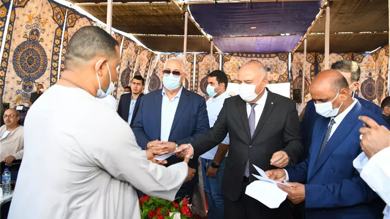 وزير الزراعة ومحافظ قنا ورئيس البنك الزراعى المصرى يتابعون برنامج باب رزق