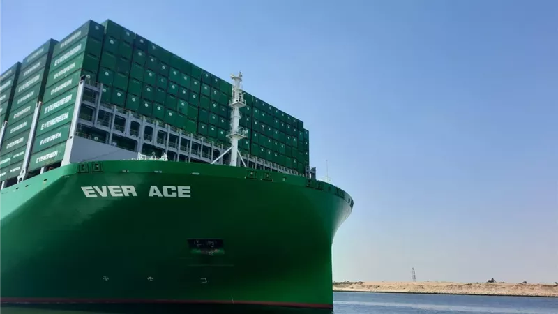 قناة السويس تشهد عبور أكبر سفينة حاويات في العالم