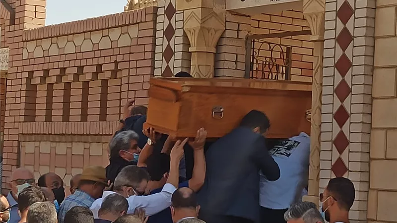 أسرة الاعلامى حمدى الكنيسي تستقبل العزاء أمام المقابر