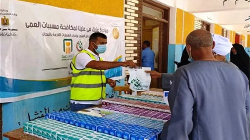 محافظ أسوان يعطى إشارة البدء لإنطلاق أكبر قافلة طبية للعيون بإدفو