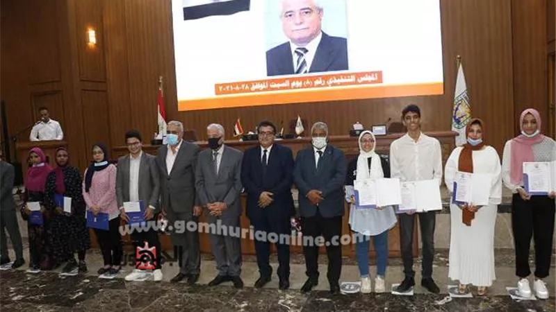 محافظ جنوب سيناء يكرم 50 طالبا وطالبة من أوائل الثانوية العامة والأزهرية والدبلومات الفنية