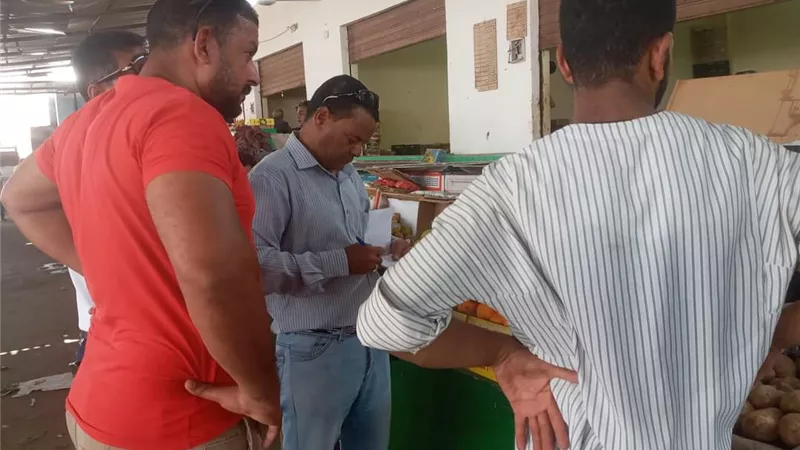 استمرار الحملات التفتيشية على سوق الخضار بالقصير