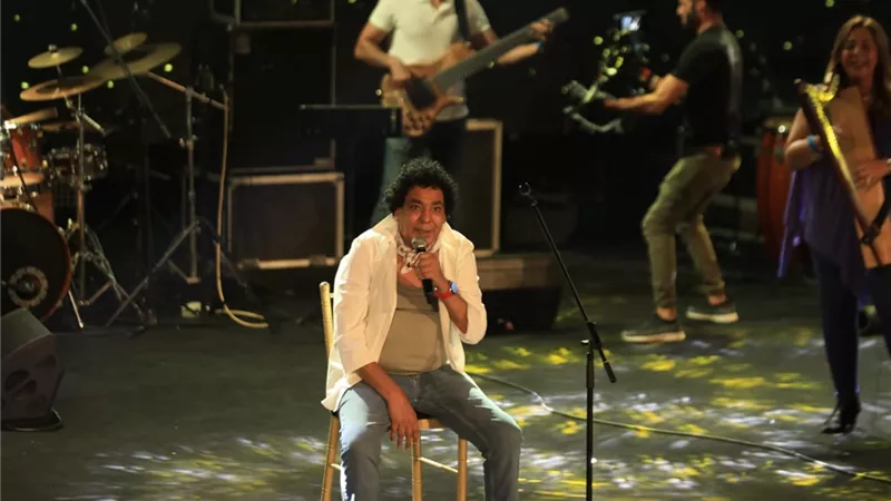 شاهد.. الكينج محمد منير فى حفل المسرح الرومانى