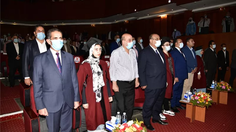 محافظ الغربية ينحني لأوائل الثانوية العامة في حفل تكريمهم-صور
