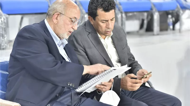 قبل انطلاق بطولة العالم للدراجات... وزير الرياضة يقوم بجولة تفقدية لمضمار الدراجات