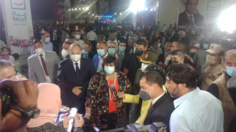 وزيرة الثقافة ومحافظ أسيوط يتفقدان معرض الورش الفنية