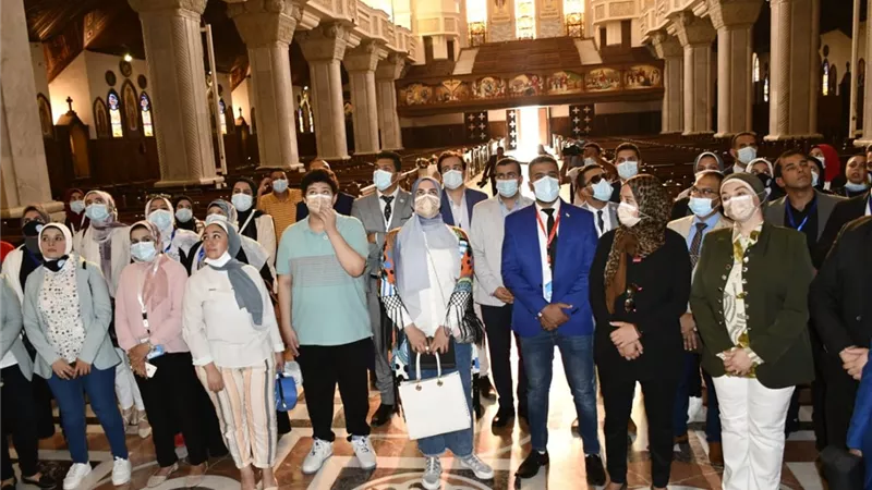 البابا تواضروس يستقبل المشاركين فى في أكاديمية شباب المتوسط
