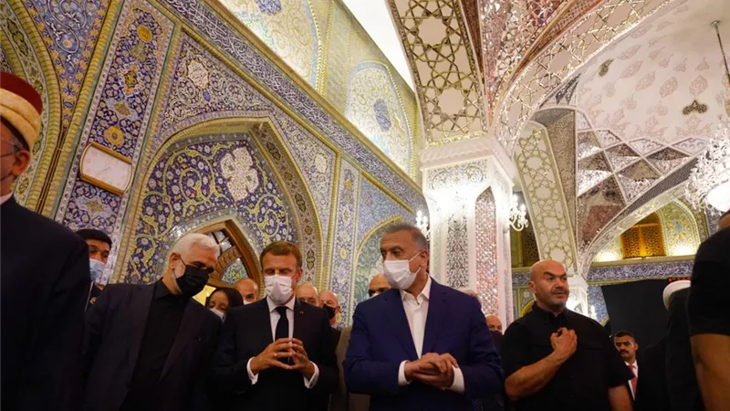 ماكرون يزور مرقد الإمام الكاظم في بغداد