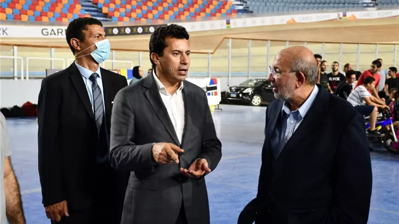 وزير الرياضة يقوم بجولة تفقدية لمضمار الدراجات