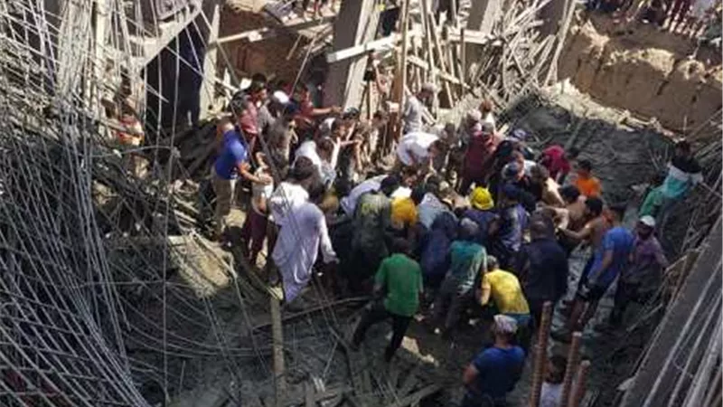 مصرع وإصابة 3 أشخاص في إنهيار منزل تحت الإنشاء بالإسماعيلية ..صور