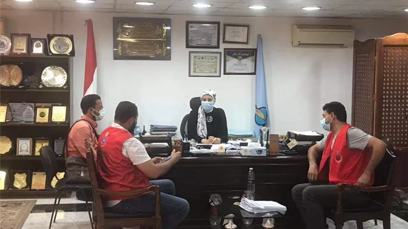 المغربى تتابع إجراءات تطعيم العاملين بالوحدة المحلية لمدينة سفاجا بلقاح فيروس كورونا